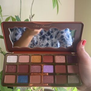 Warm-Toned Eyeshadow Palette with Matte and Shimmer Finishes